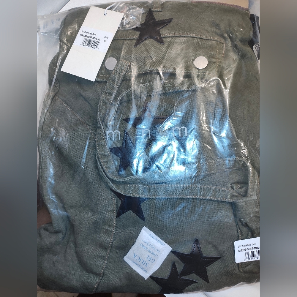 MNML Green Cargo Pants with Black Star Accents - Picture 11 of 12